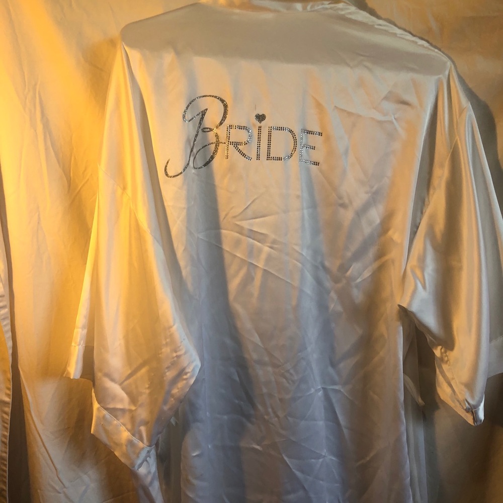 Robe - Picture 2 of 5